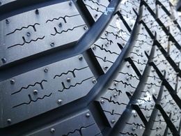215/55R16 Yokohama BluEart Winter V906 93H
